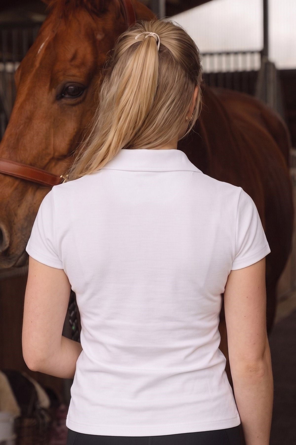 Kadın Polo Yaka Rider Baskılı Tişört Beyaz – %100 Pamuk, Likralı Rahat Kalıp Şık Bluz