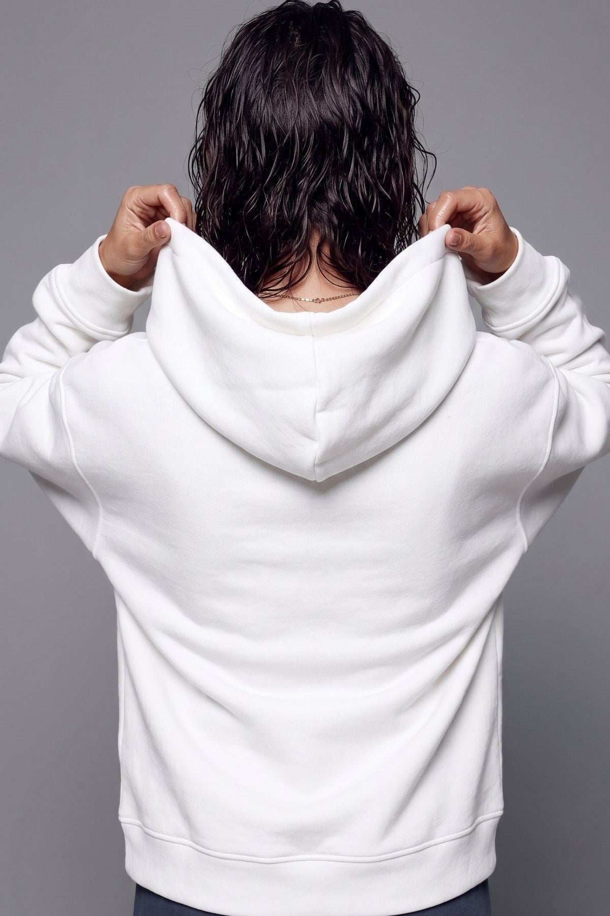 Kadın Oversize Hoodie Geyik Nakışlı Beyaz – Kapüşonlu, Kanguru Cepli, 3 İplik Şardonlu Polar