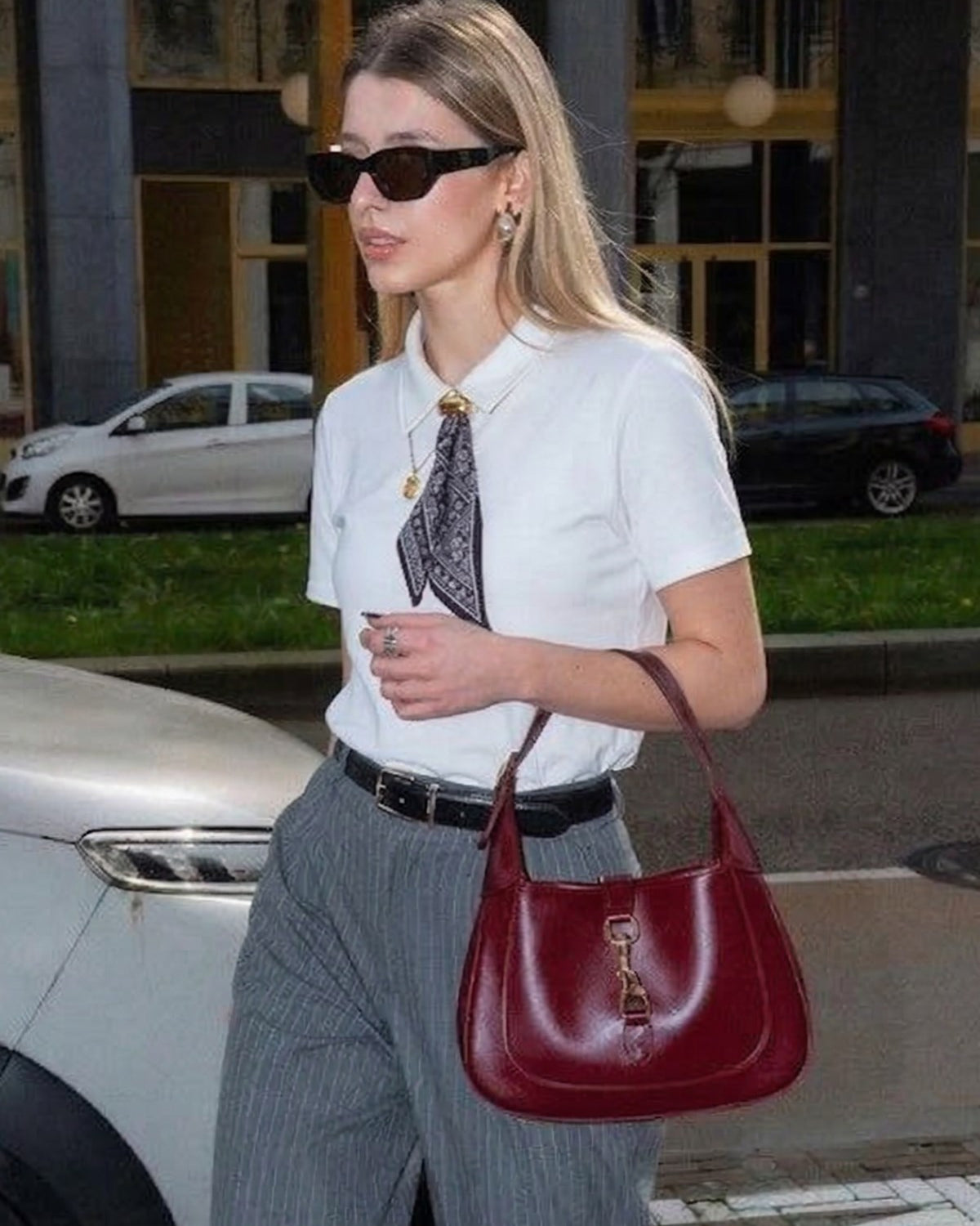 Kadın Polo Yaka Tişört Saten Fularlı Detaylı Beyaz – %100 Pamuk, Metal Aksesuarlı, Kısa Kollu,