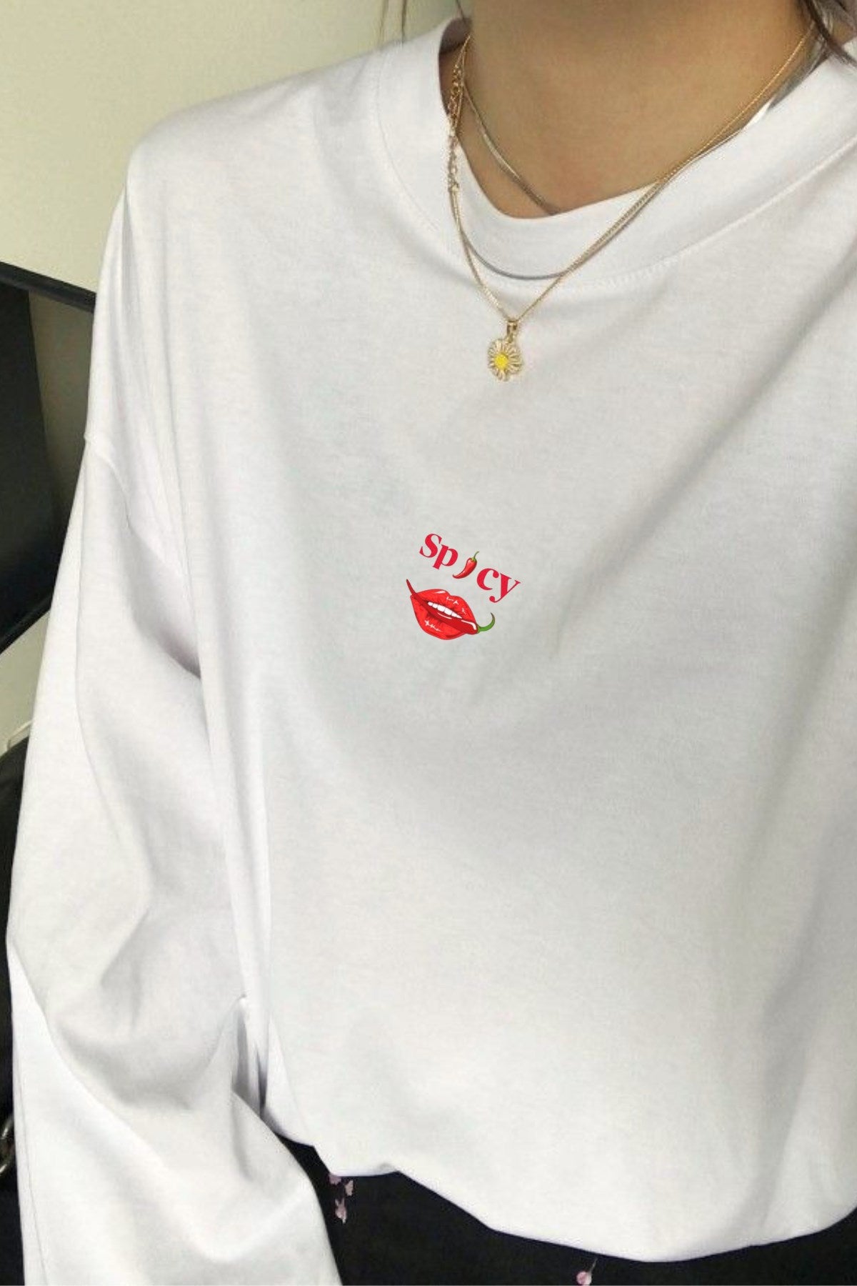 Kadın Uzun Kollu Tişört Spicy Lips Baskılı Beyaz – Esnek Kumaş, Rahat Kalıp, Bisiklet Yaka