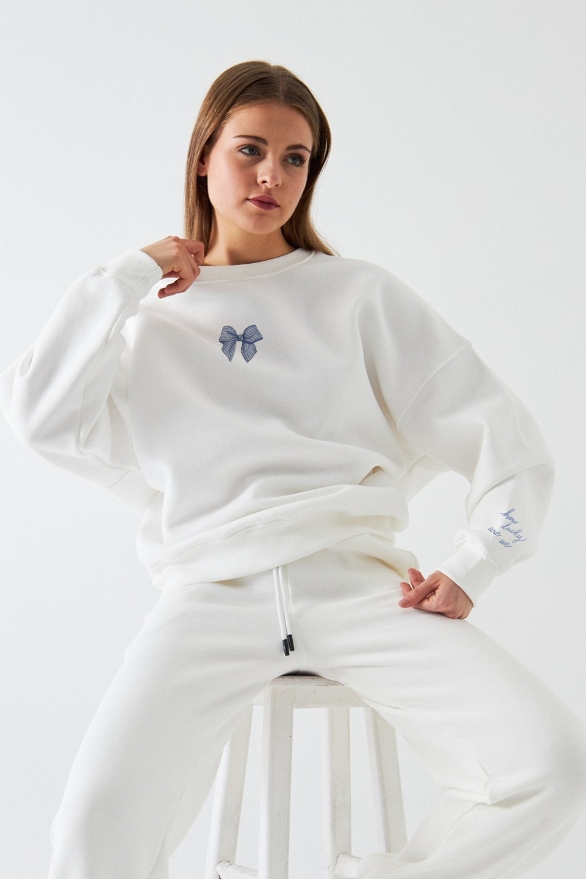 Kadın Oversize Sweatshirt How Lucky Are We Baskılı Beyaz – Bisiklet Yaka, 3 İplik Şardonlu Polar