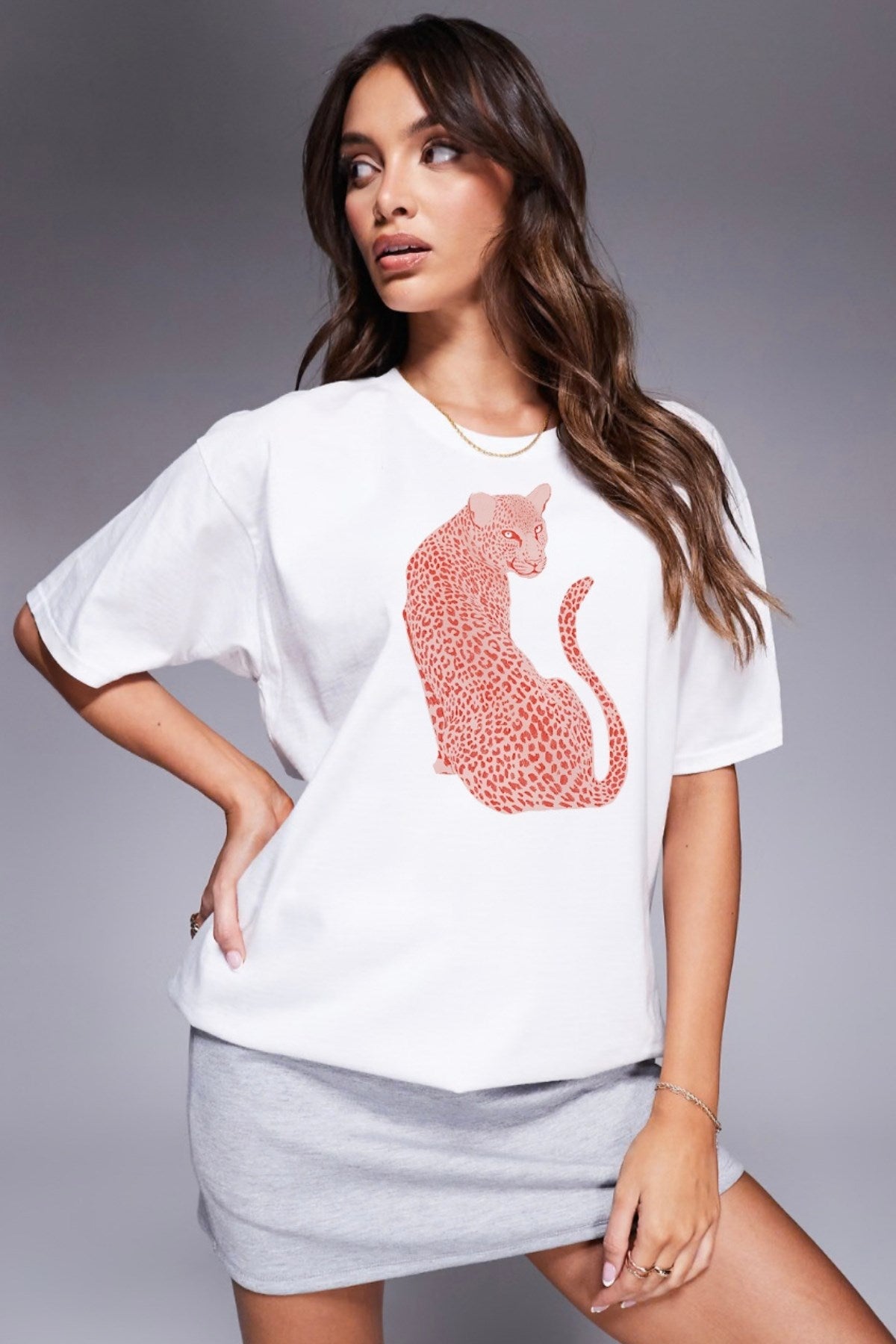 Kadın Beyaz Oversize Tişört – Leopar Baskılı Rahat Kalıp Yazlık Model