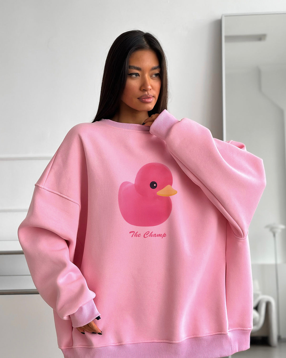 Kadın Beyaz Bisiklet Yaka Sweatshirt Elbise – Pembe Ördek Baskılı 3 İplik Şardonlu Oversize