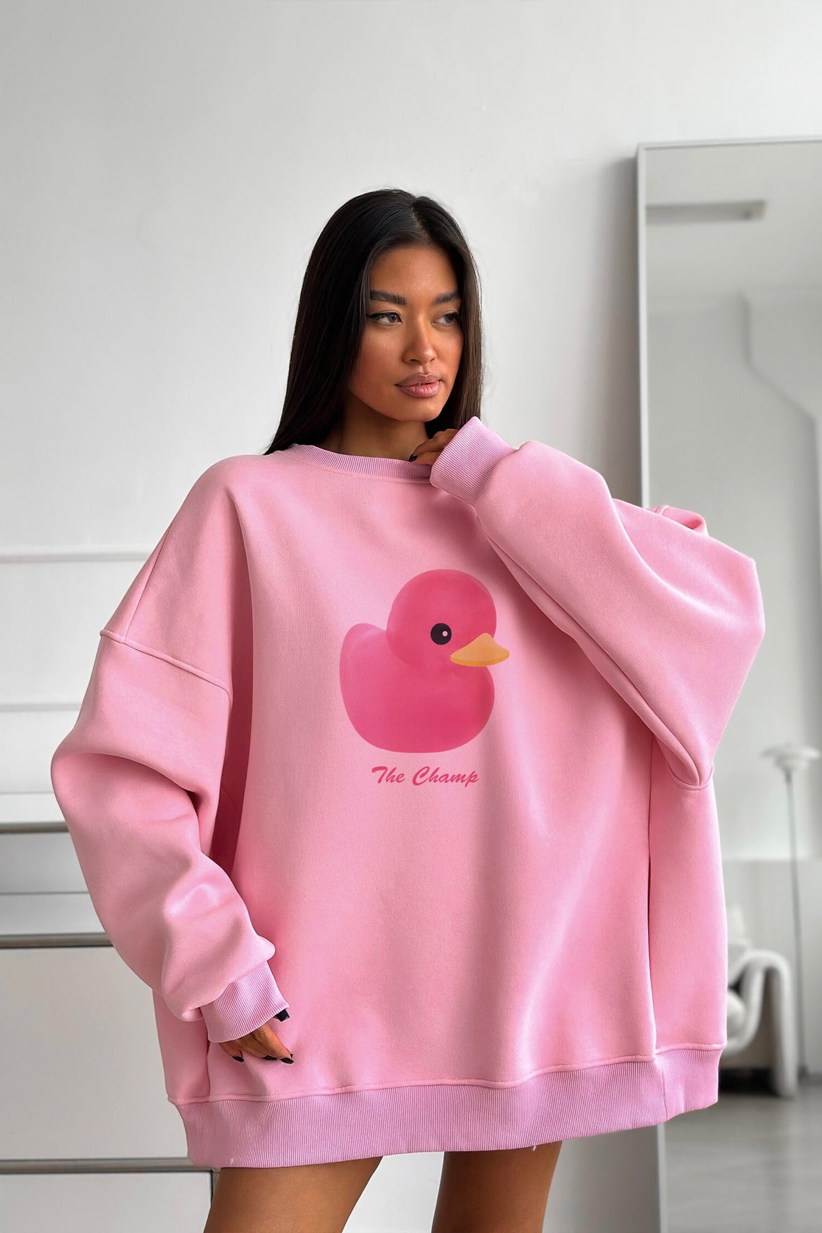 Kadın Beyaz Bisiklet Yaka Sweatshirt Elbise – Pembe Ördek Baskılı 3 İplik Şardonlu Oversize