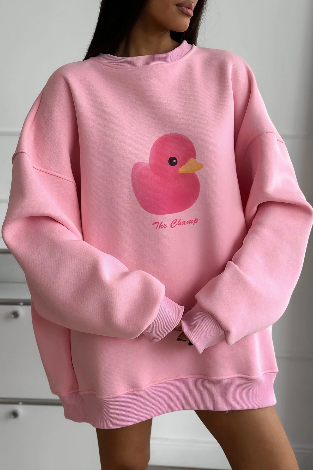 Kadın Beyaz Bisiklet Yaka Sweatshirt Elbise – Pembe Ördek Baskılı 3 İplik Şardonlu Oversize