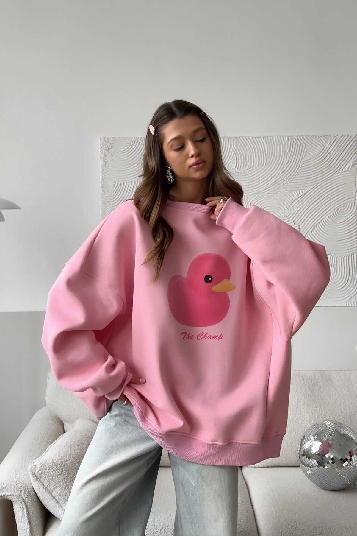 Kadın Beyaz Bisiklet Yaka Sweatshirt Elbise – Pembe Ördek Baskılı 3 İplik Şardonlu Oversize