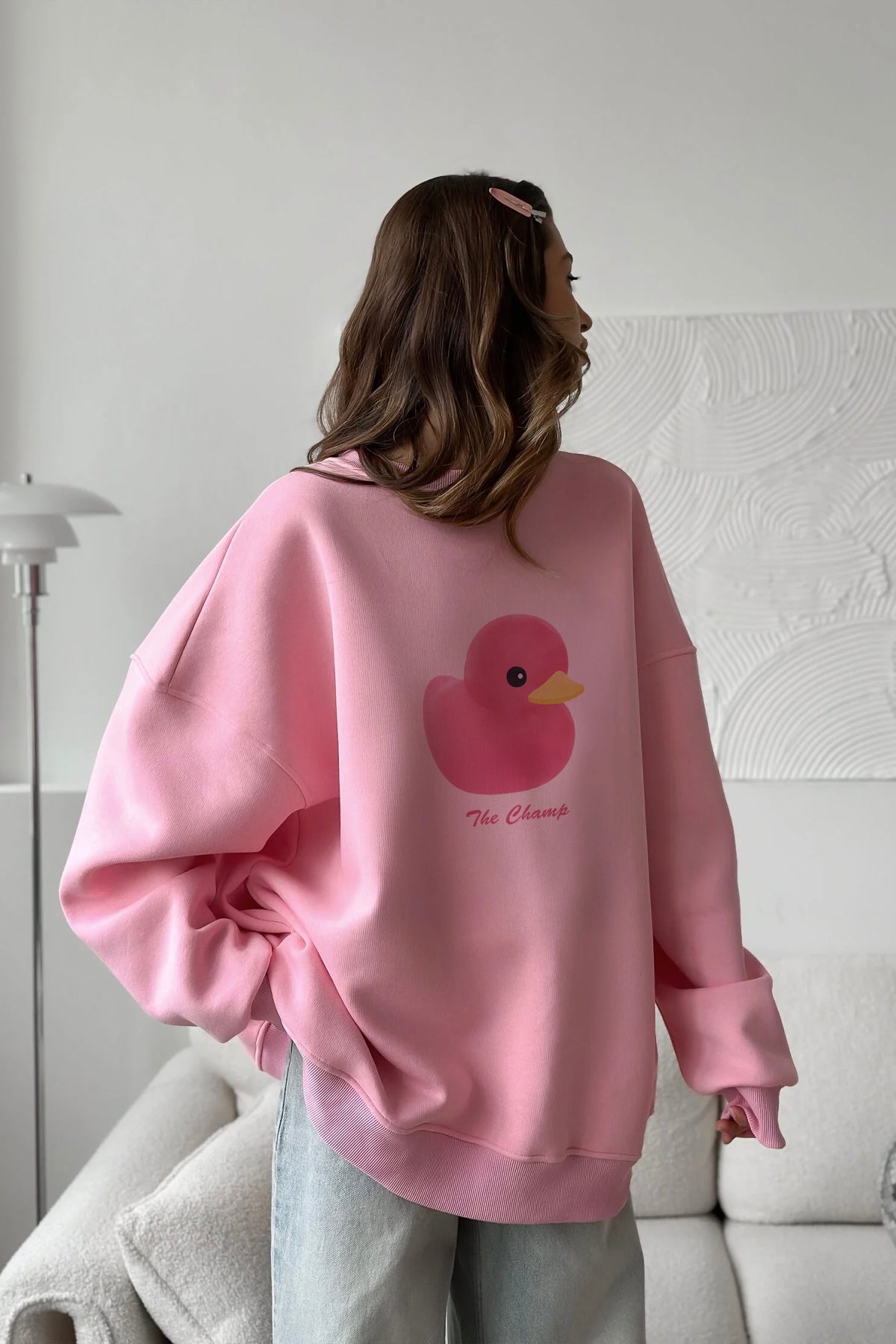 Kadın Beyaz Bisiklet Yaka Sweatshirt Elbise – Pembe Ördek Baskılı 3 İplik Şardonlu Oversize