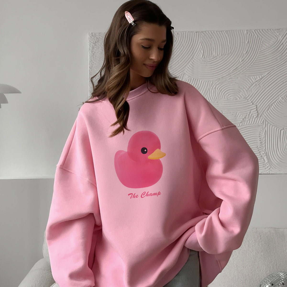 Kadın Beyaz Bisiklet Yaka Sweatshirt Elbise – Pembe Ördek Baskılı 3 İplik Şardonlu Oversize