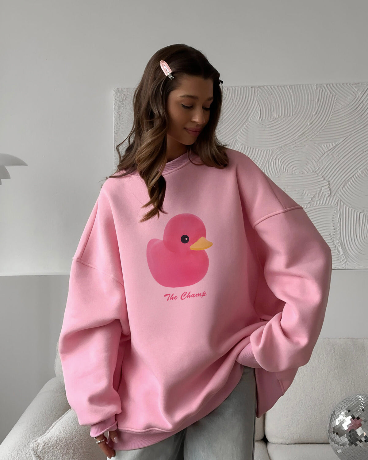 Kadın Beyaz Bisiklet Yaka Sweatshirt Elbise – Pembe Ördek Baskılı 3 İplik Şardonlu Oversize