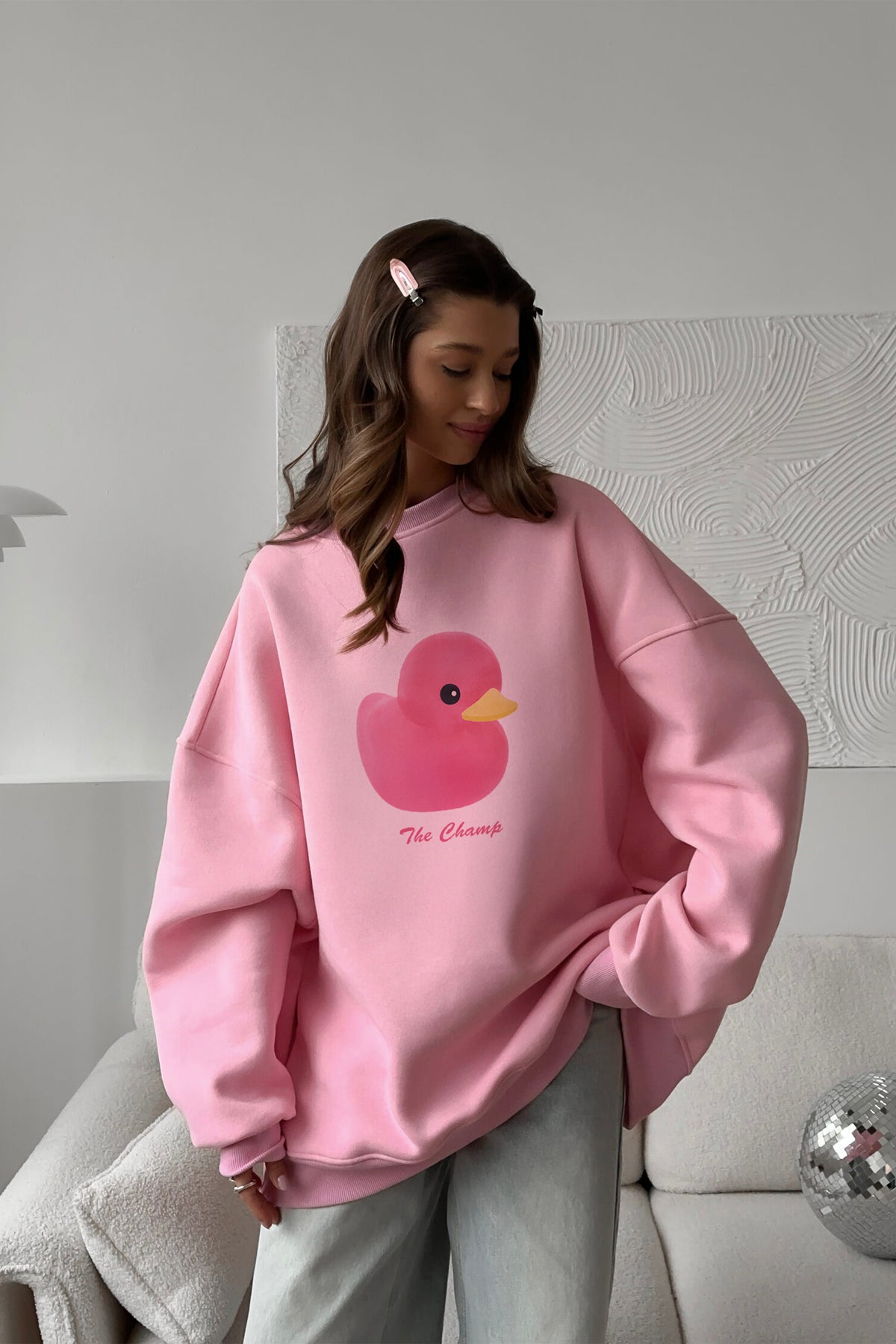 Kadın Beyaz Bisiklet Yaka Sweatshirt Elbise – Pembe Ördek Baskılı 3 İplik Şardonlu Oversize