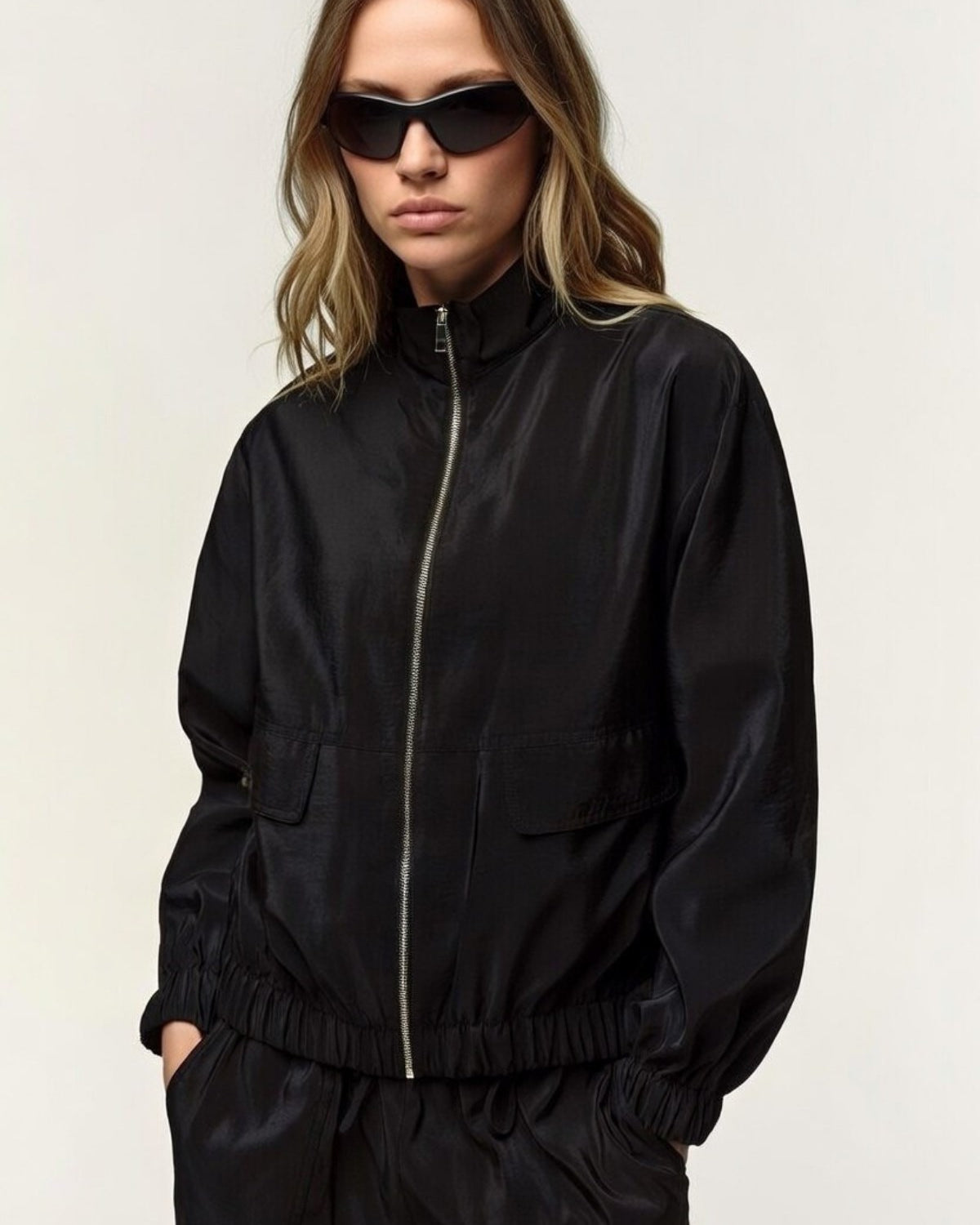 Kadın Paraşüt Kumaş Dik Yaka Bomber Ceket Siyah – Metal Fermuarlı, Kapak Cepli, Lastikli Bel & Paça