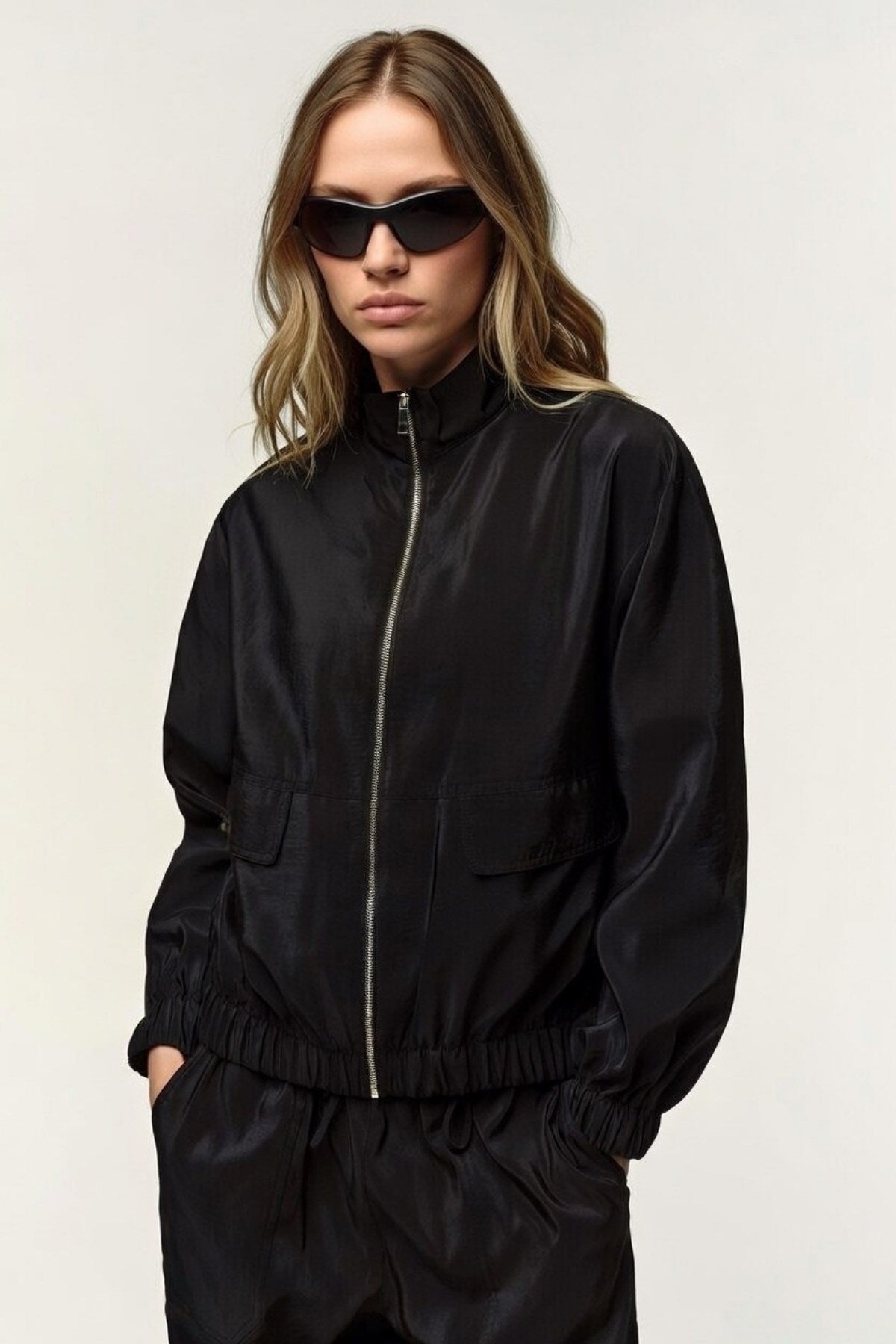 Kadın Paraşüt Kumaş Dik Yaka Bomber Ceket Siyah – Metal Fermuarlı, Kapak Cepli, Lastikli Bel & Paça