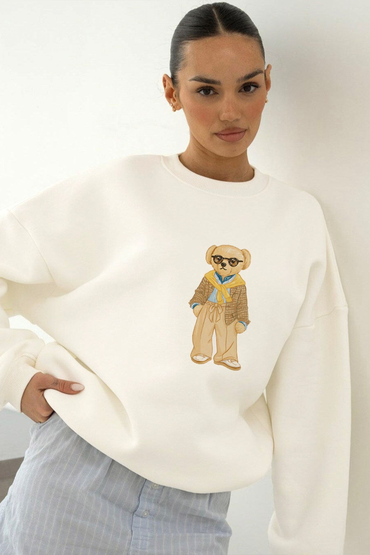 Kadın Oversize Sweatshirt Gentleman Bear Baskılı Beyaz – Bisiklet Yaka, 3 İplik Şardonlu