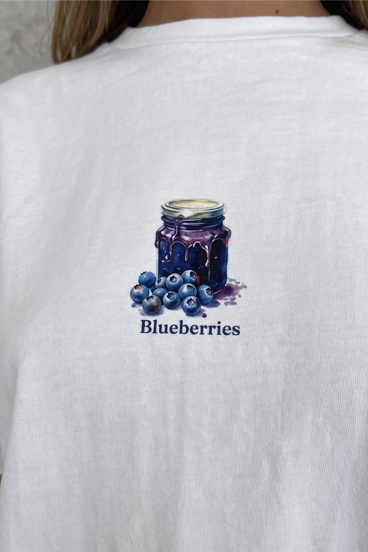 Kadın Oversize Tişört Blueberry Muse Baskılı Beyaz – Bisiklet Yaka, Rahat Kalıp, %100 Pamuk