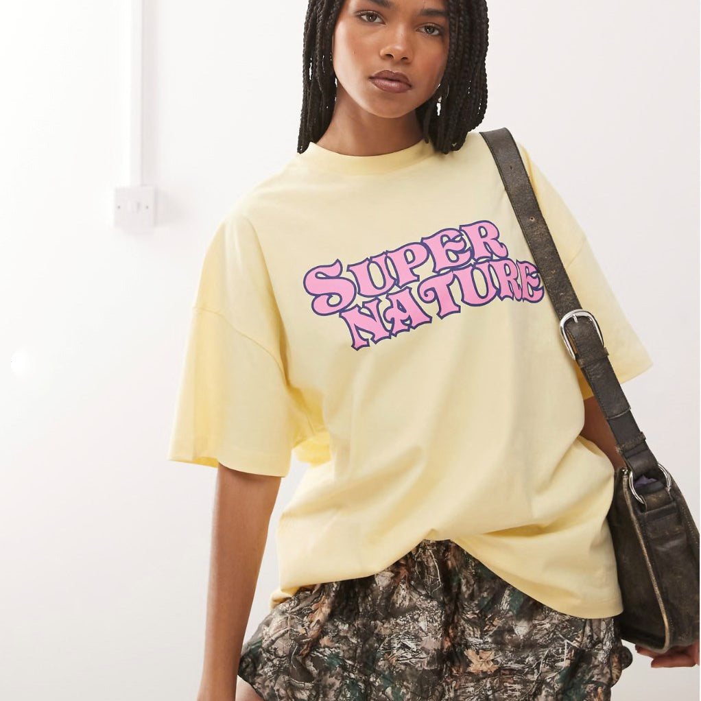 Kadın Oversize Tişört – Pembe Yazı Baskılı Super Nature Tasarım