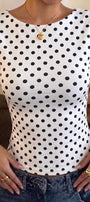 Kadın Polka Muse Puantiyeli Beyaz Bluz – Sırt Dekolteli, Kolsuz, Vücuda Oturan Şık Tasarım