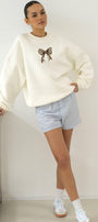 Kadın Oversize Sweatshirt Leo Kurdele Baskılı Beyaz – Bisiklet Yaka, 3 İplik Şardonlu Polar