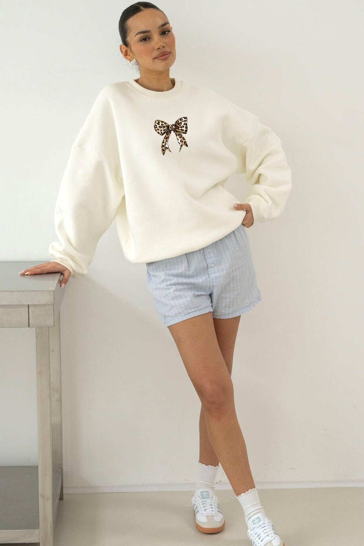 Kadın Oversize Sweatshirt Leo Kurdele Baskılı Beyaz – Bisiklet Yaka, 3 İplik Şardonlu Polar