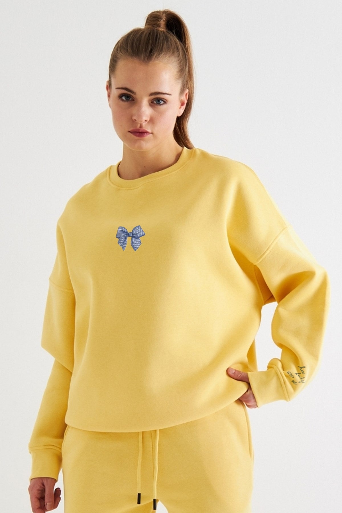 Kadın Oversize Sweatshirt How Lucky Are We Baskılı Sarı – Bisiklet Yaka, 3 İplik Şardonlu Polar