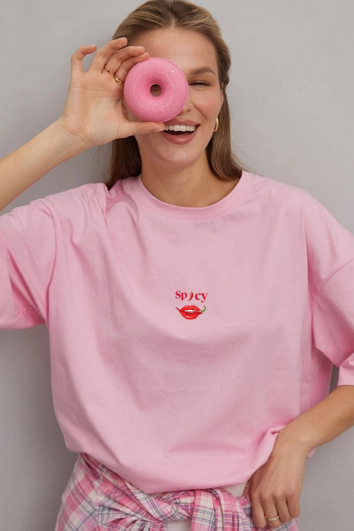 Kadın Oversize Tişört Spicy Lips Baskılı Pembe – Bisiklet Yaka, Rahat Kalıp, %100 Pamuk
