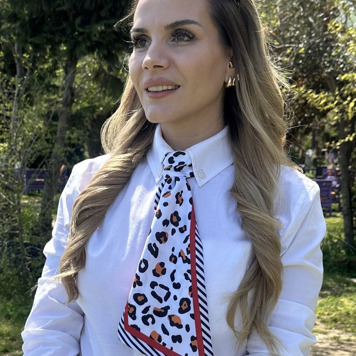 Kadın Boyun Fuları Leona Rouge Desenli Ekru – İnce Form, Leopar Detaylı Şık Aksesuar
