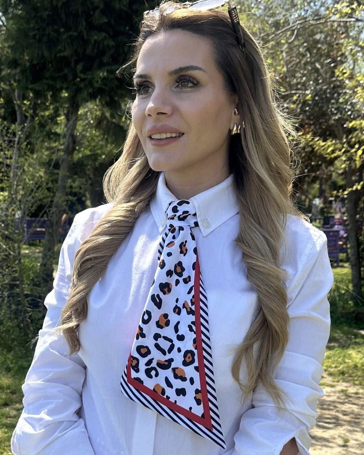 Kadın Boyun Fuları Leona Rouge Desenli Ekru – İnce Form, Leopar Detaylı Şık Aksesuar