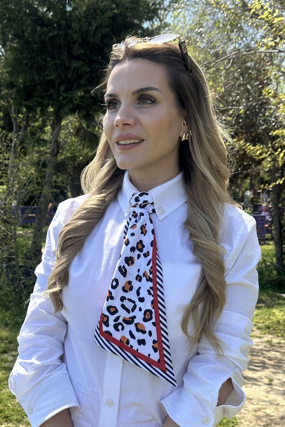 Kadın Boyun Fuları Leona Rouge Desenli Ekru – İnce Form, Leopar Detaylı Şık Aksesuar