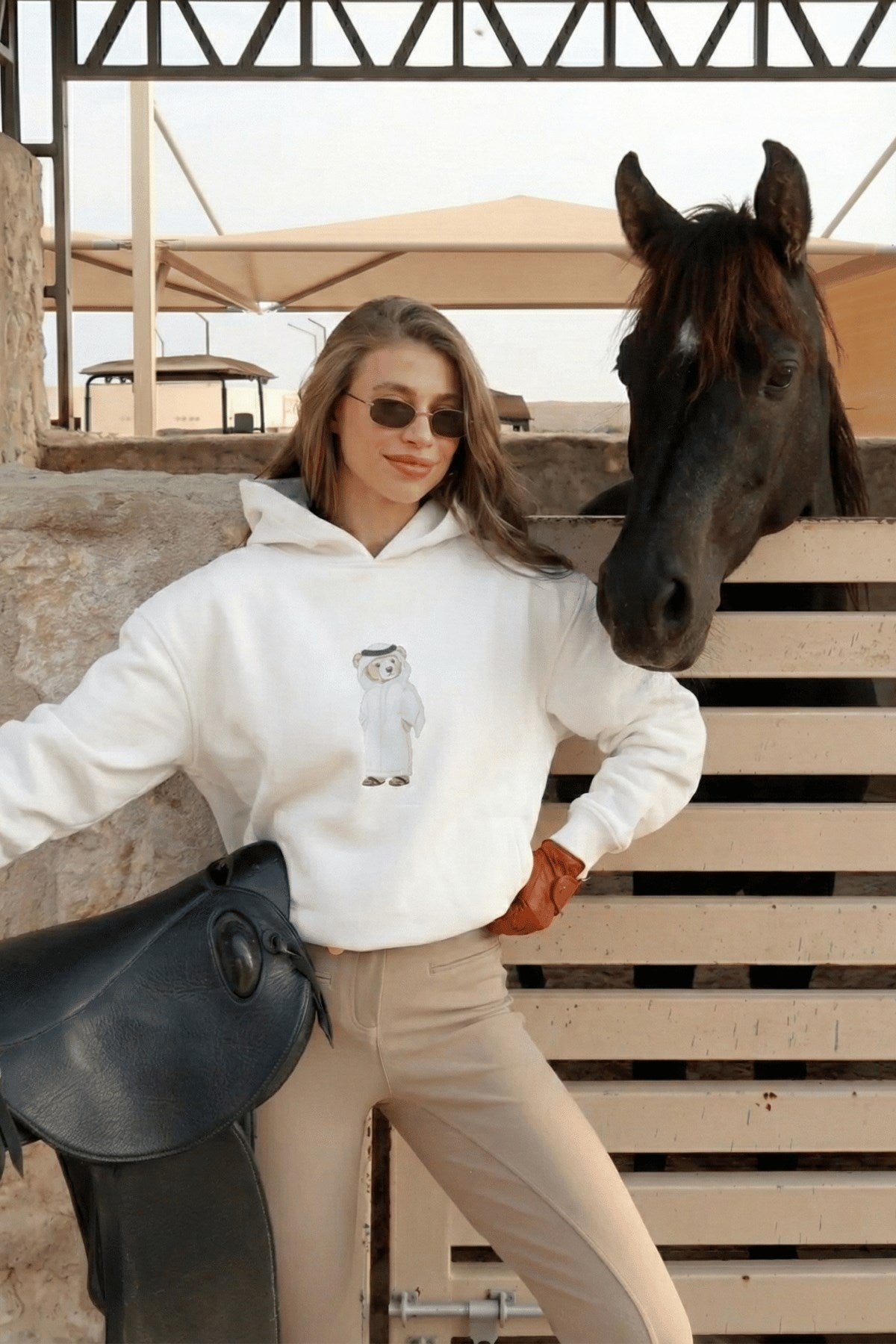 Kadın Oversize Sweatshirt Hoodie Qatari Bear White Beyaz – Kapüşonlu, 3 İplik Polar, Kanguru Cepli
