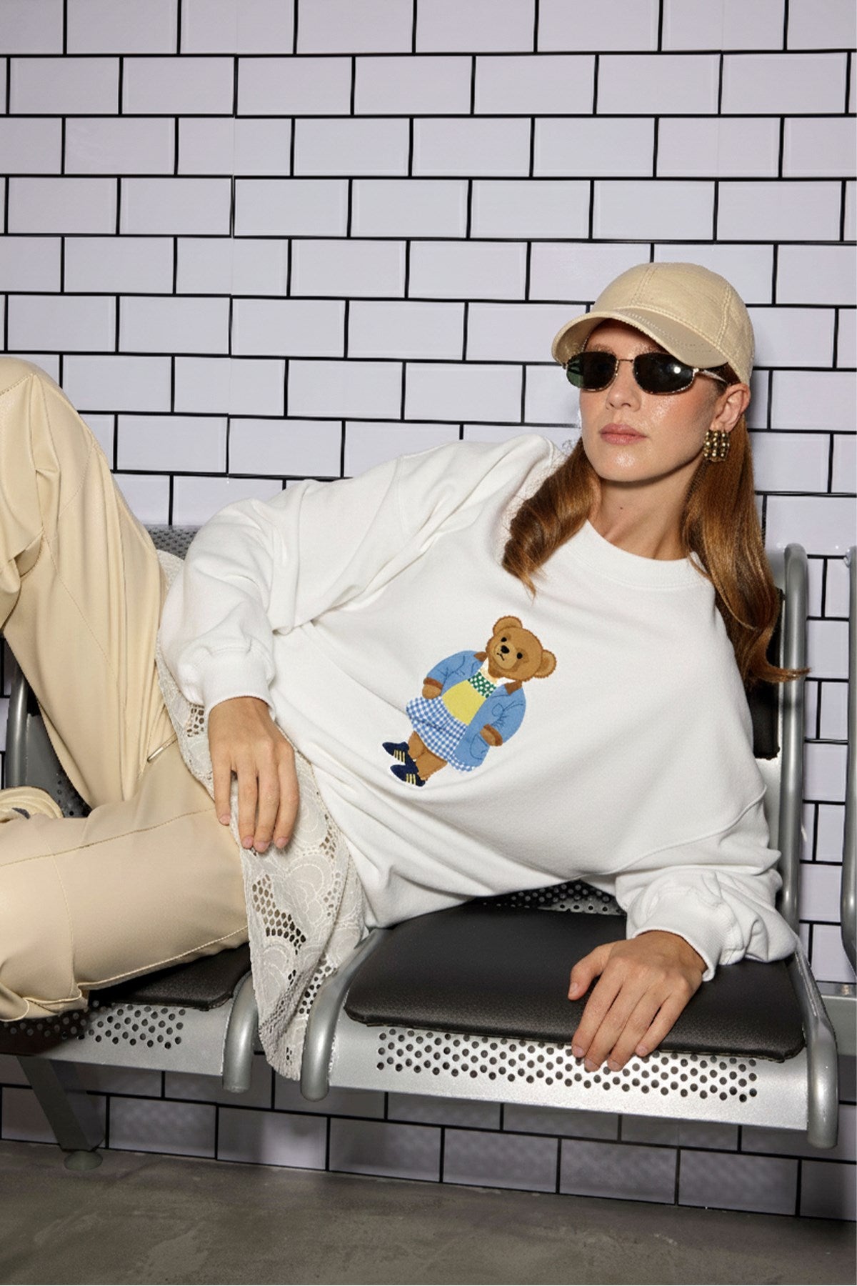 Kadın Oversize Sweatshirt Preppy Girl Bear Baskılı Beyaz – Bisiklet Yaka, 3 İplik Şardonlu Polar