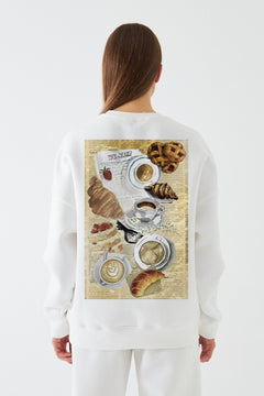Kadın Oversize Sweatshirt Paris Coffee Journal Baskılı Beyaz – Bisiklet Yaka, 3 İplik Şardonlu Polar