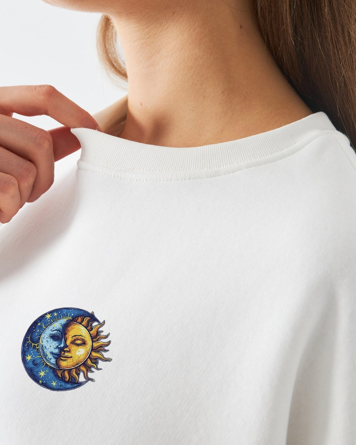 Kadın Oversize Sweatshirt Sun & Moon Baskılı Beyaz – Bisiklet Yaka, 3 İplik Şardonlu Polar