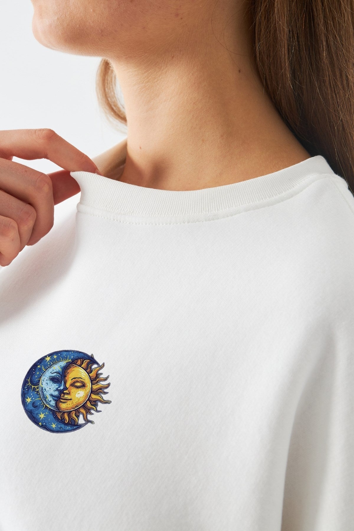 Kadın Oversize Sweatshirt Sun & Moon Baskılı Beyaz – Bisiklet Yaka, 3 İplik Şardonlu Polar