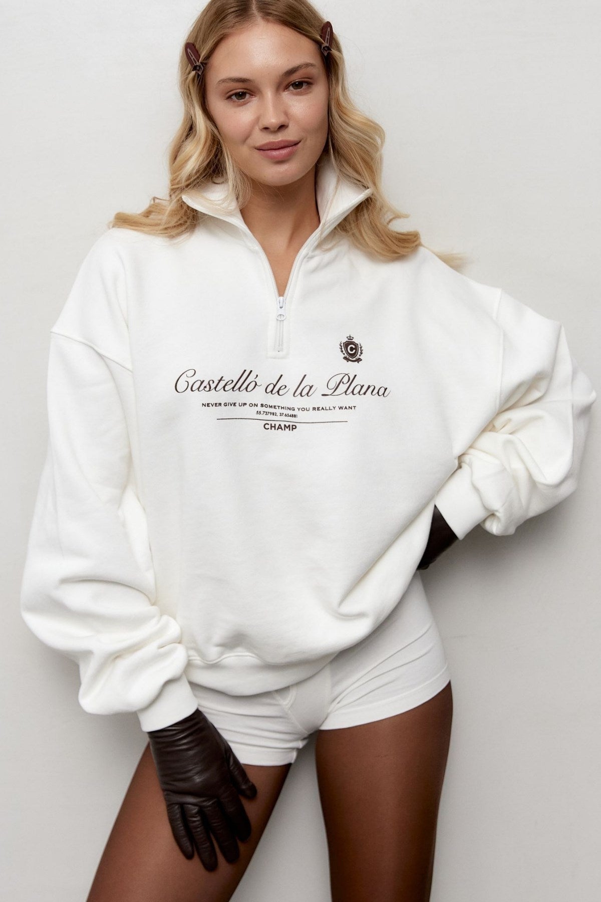Kadın Beyaz Yarım Fermuarlı Oversize Sweatshirt – Castelló de la Plana Baskılı, Modern Şehir Stili