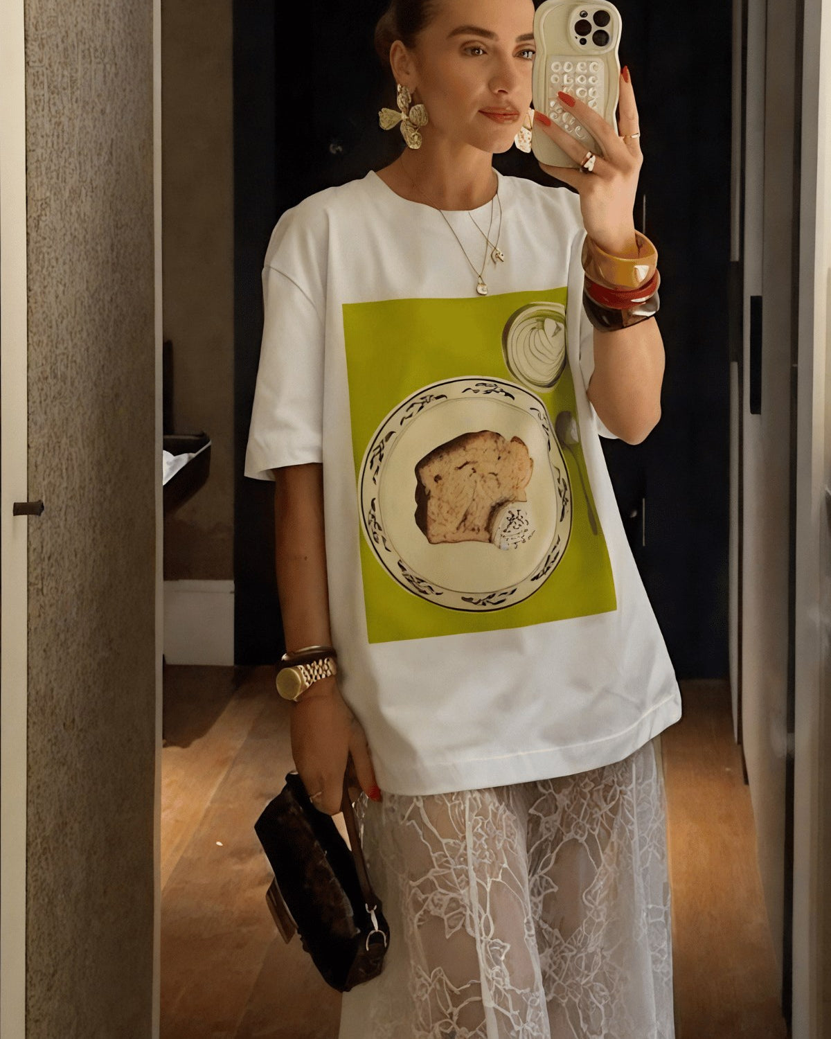 Kadın Oversize Tişört Breakfast Mood Baskılı Beyaz – Bisiklet Yaka, Rahat Kalıp, %100 Pamuk