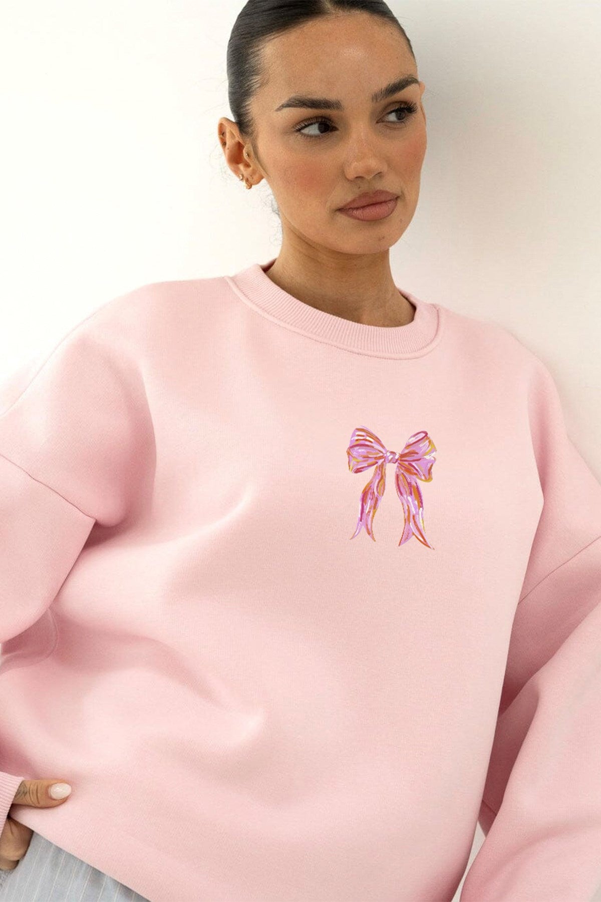 Kadın Oversize Sweatshirt Pembe  Kurdele Baskılı Pembe – Bisiklet Yaka, 3 İplik Şardonlu Polar