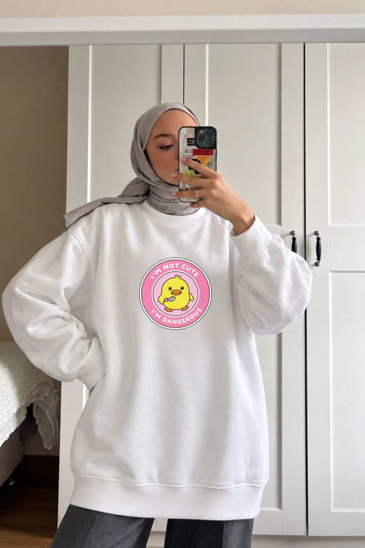 Kadın Oversize Sweatshirt Elbise Dangerous Chick Baskılı Beyaz – Uzun Boy, 3 İplik Şardonlu Polar