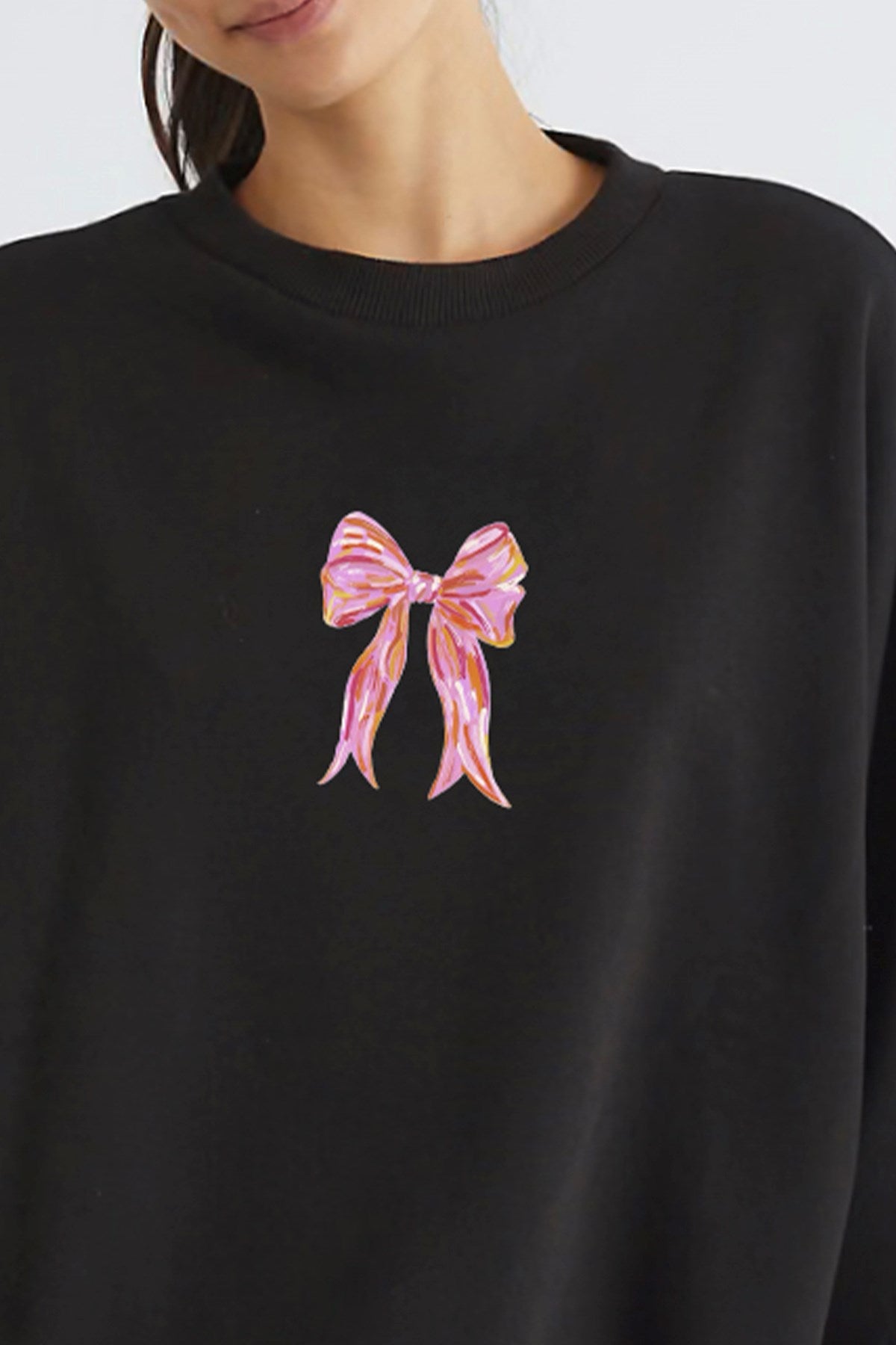 Kadın Oversize Sweatshirt Pembe Kurdele Baskılı Siyah – Bisiklet Yaka, 3 İplik Şardonlu Polar