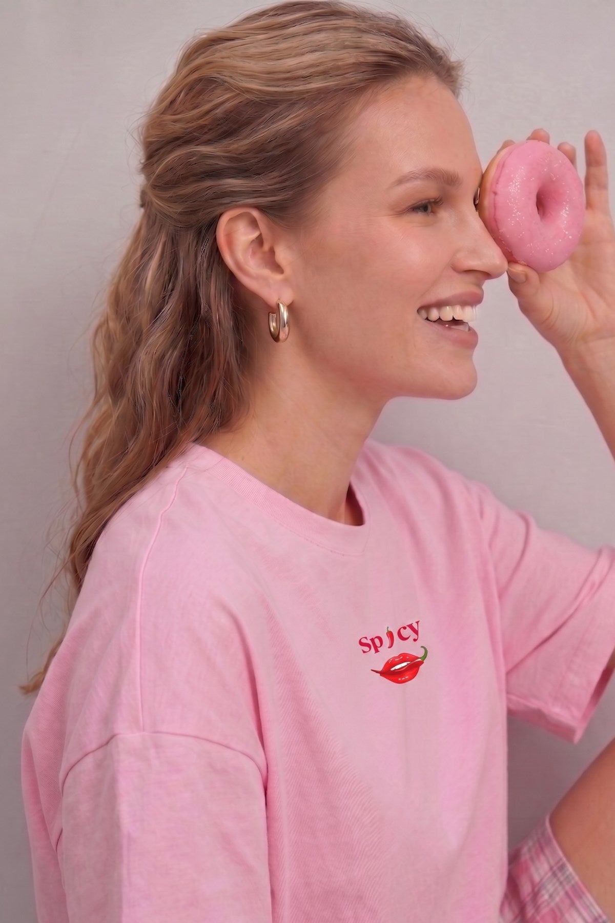 Kadın Oversize Tişört Spicy Lips Baskılı Pembe – Bisiklet Yaka, Rahat Kalıp, %100 Pamuk