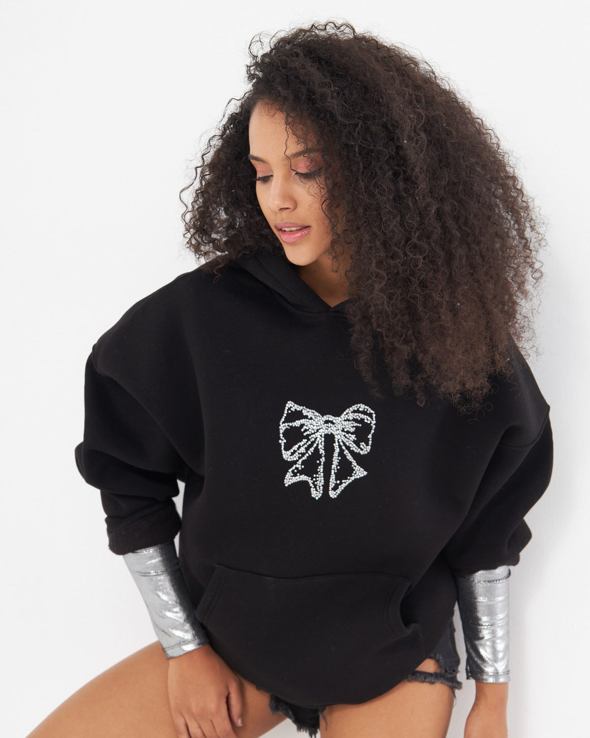 Fiyonk Desen Taş Baskılı Kapüşonlu İçi Polar Oversize Siyah Sweatshirt