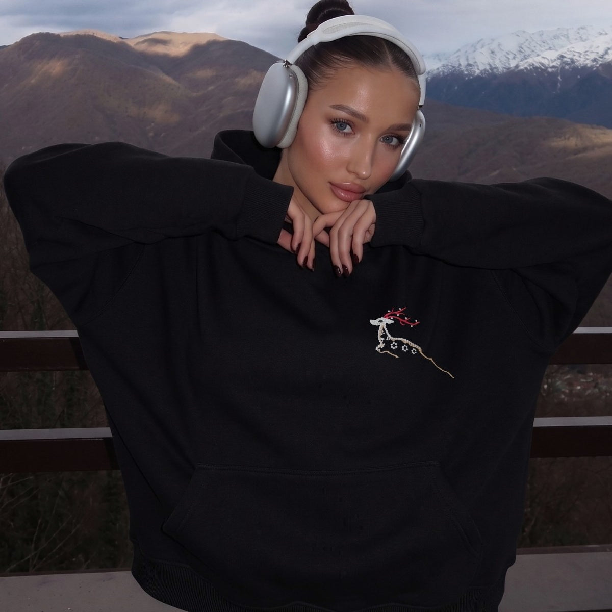 Kadın Oversize Hoodie Geyik Nakışlı Siyah – Kapüşonlu, Kanguru Cepli, 3 İplik Şardonlu Polar