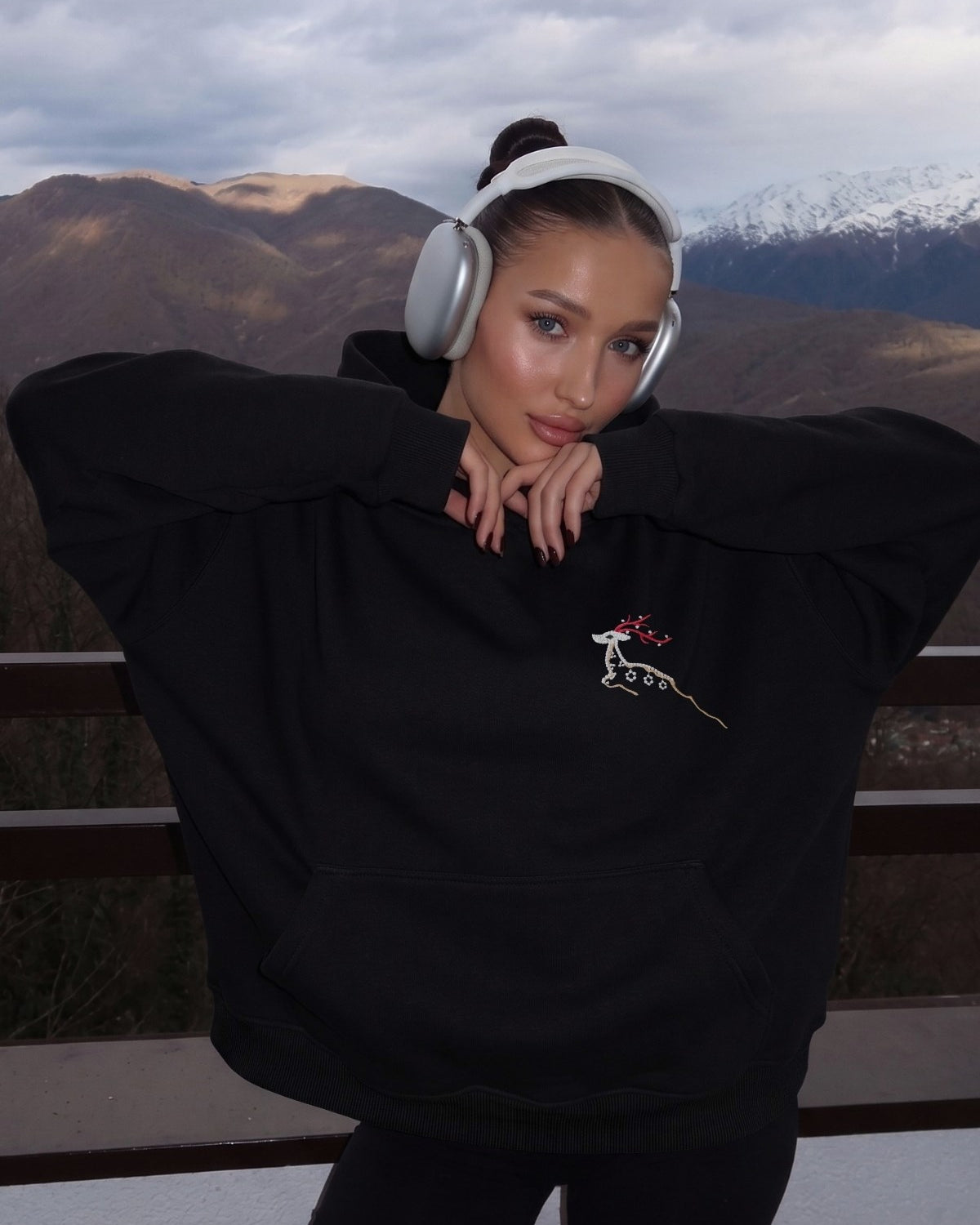 Kadın Oversize Hoodie Geyik Nakışlı Siyah – Kapüşonlu, Kanguru Cepli, 3 İplik Şardonlu Polar