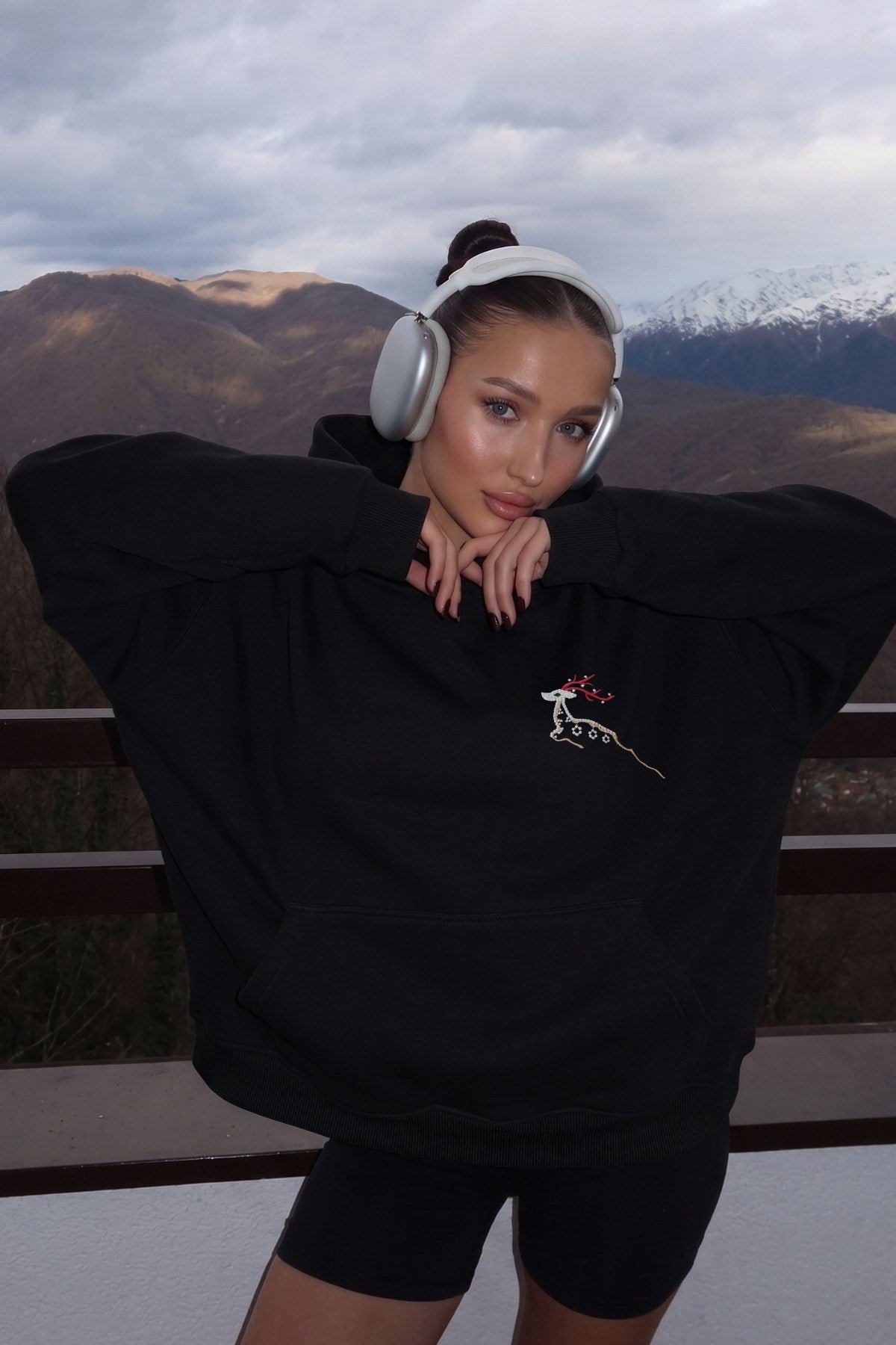 Kadın Oversize Hoodie Geyik Nakışlı Siyah – Kapüşonlu, Kanguru Cepli, 3 İplik Şardonlu Polar