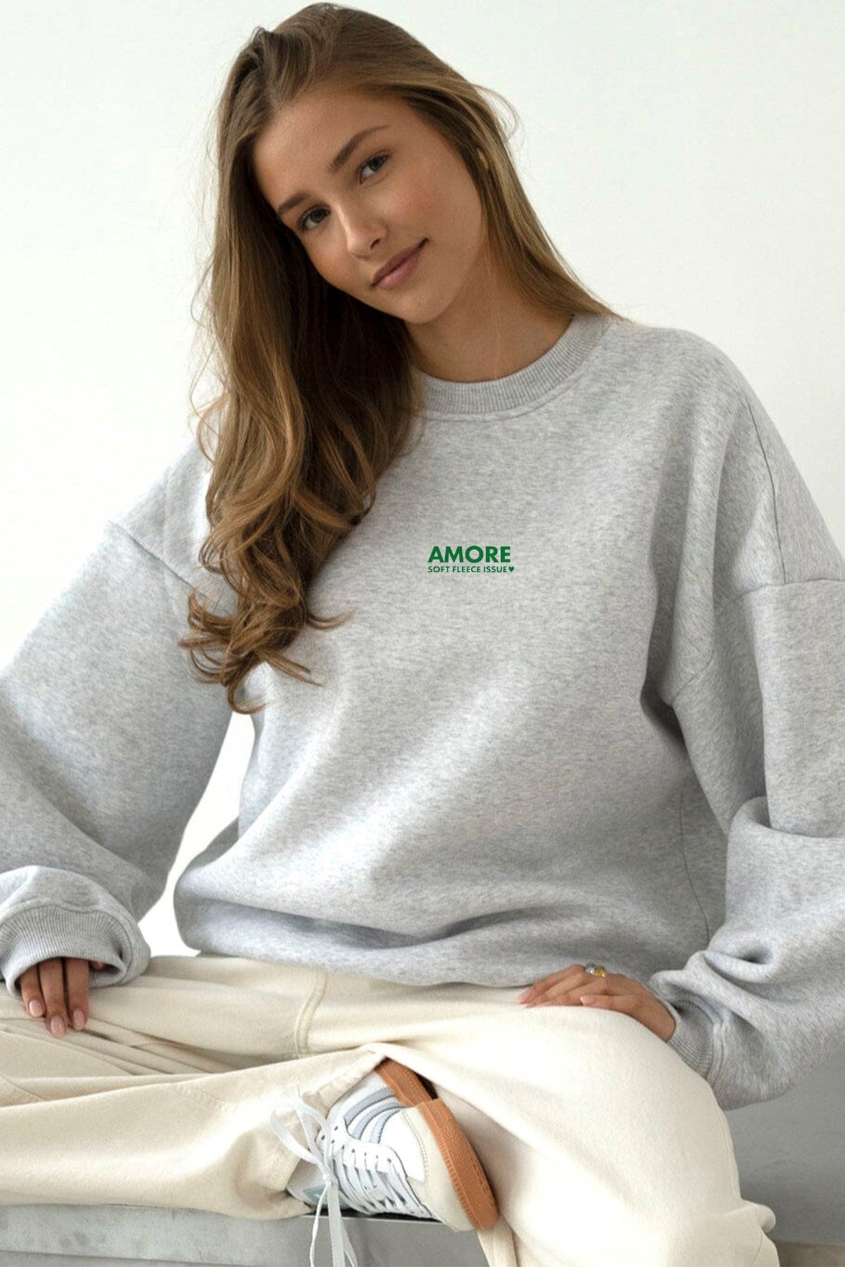 Kadın Oversize Sweatshirt AMORE  Gri – Bisiklet Yaka, 3 İplik Şardounlu Polar