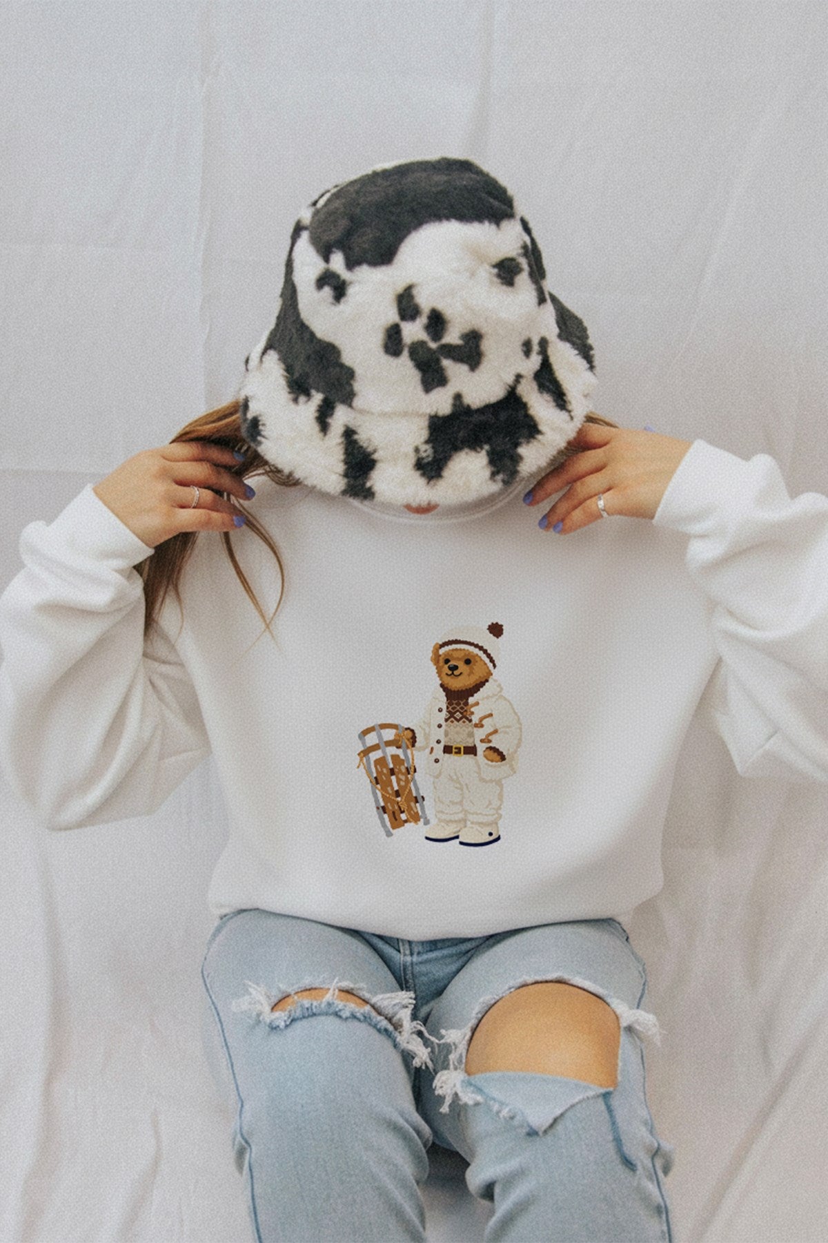 Kadın Oversize Sweatshirt Quiet Club 3D Baskılı Beyaz – Bisiklet Yaka, 3 İplik Şardonlu Polar