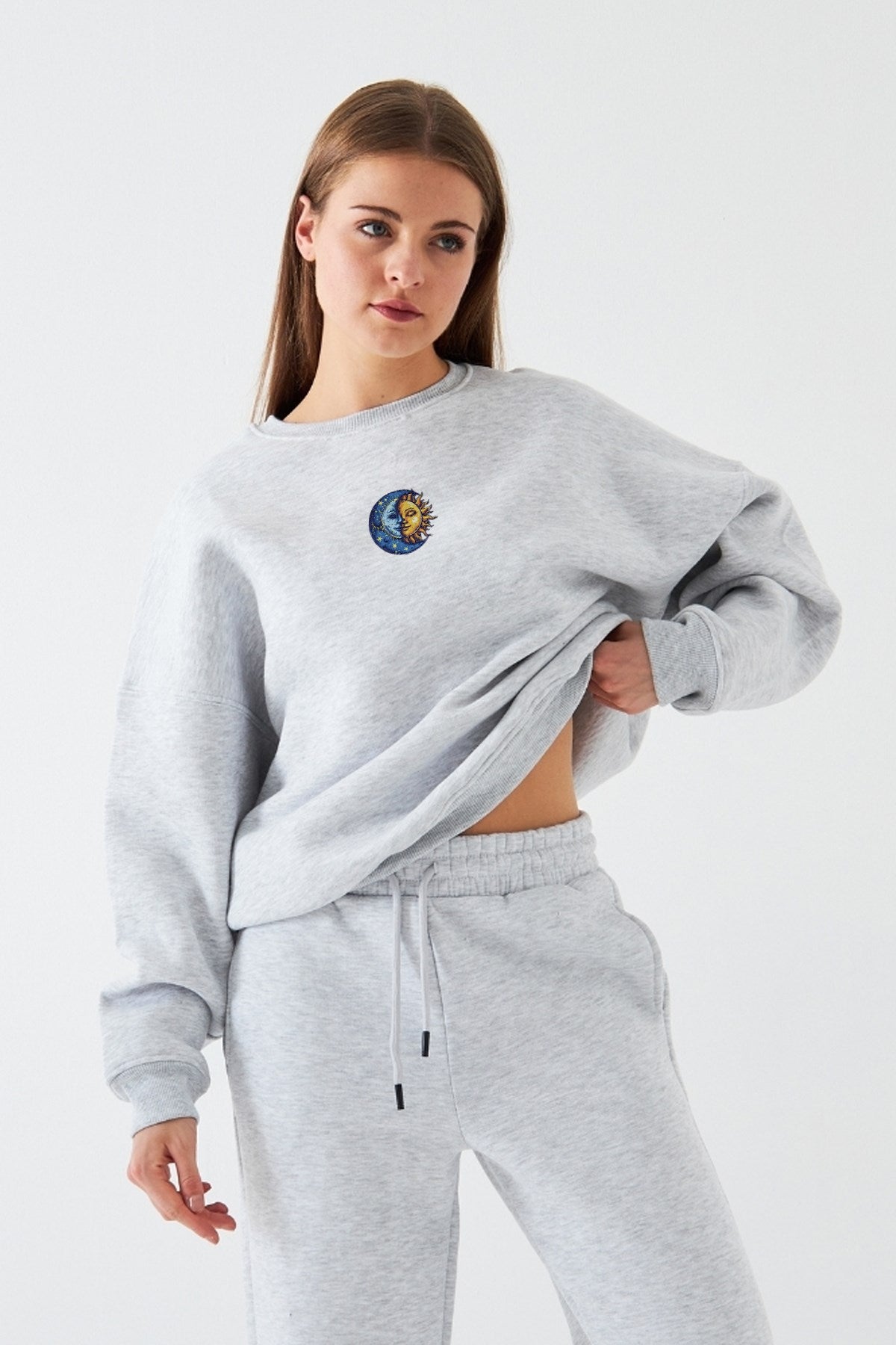 Kadın Oversize Sweatshirt Sun & Moon Baskılı Gri Melanj – Bisiklet Yaka, 3 İplik Şardonlu Polar
