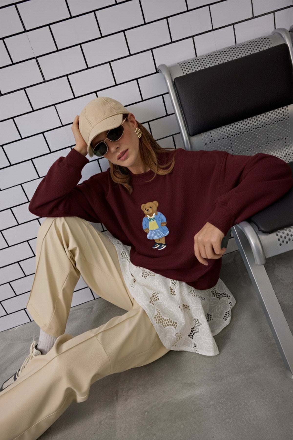Kadın Oversize Sweatshirt Preppy Girl Bear Baskılı Bordo – Bisiklet Yaka, 3 İplik Şardonlu Polar