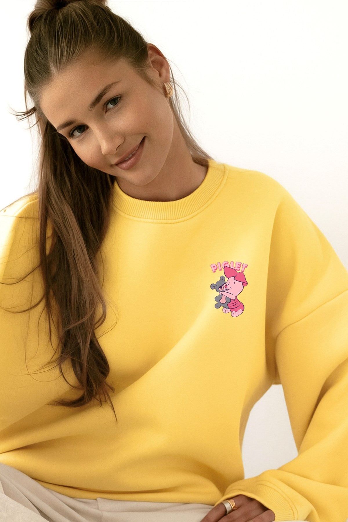 Kadın Oversize Sweatshirt Piglet Hugs Baskılı Sarı – Bisiklet Yaka, 3 İplik Şardonlu Polar