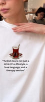 Kadın Oversize Tişört Çay Therapy Baskılı Beyaz – Bisiklet Yaka, Rahat Kalıp, %100 Pamuk