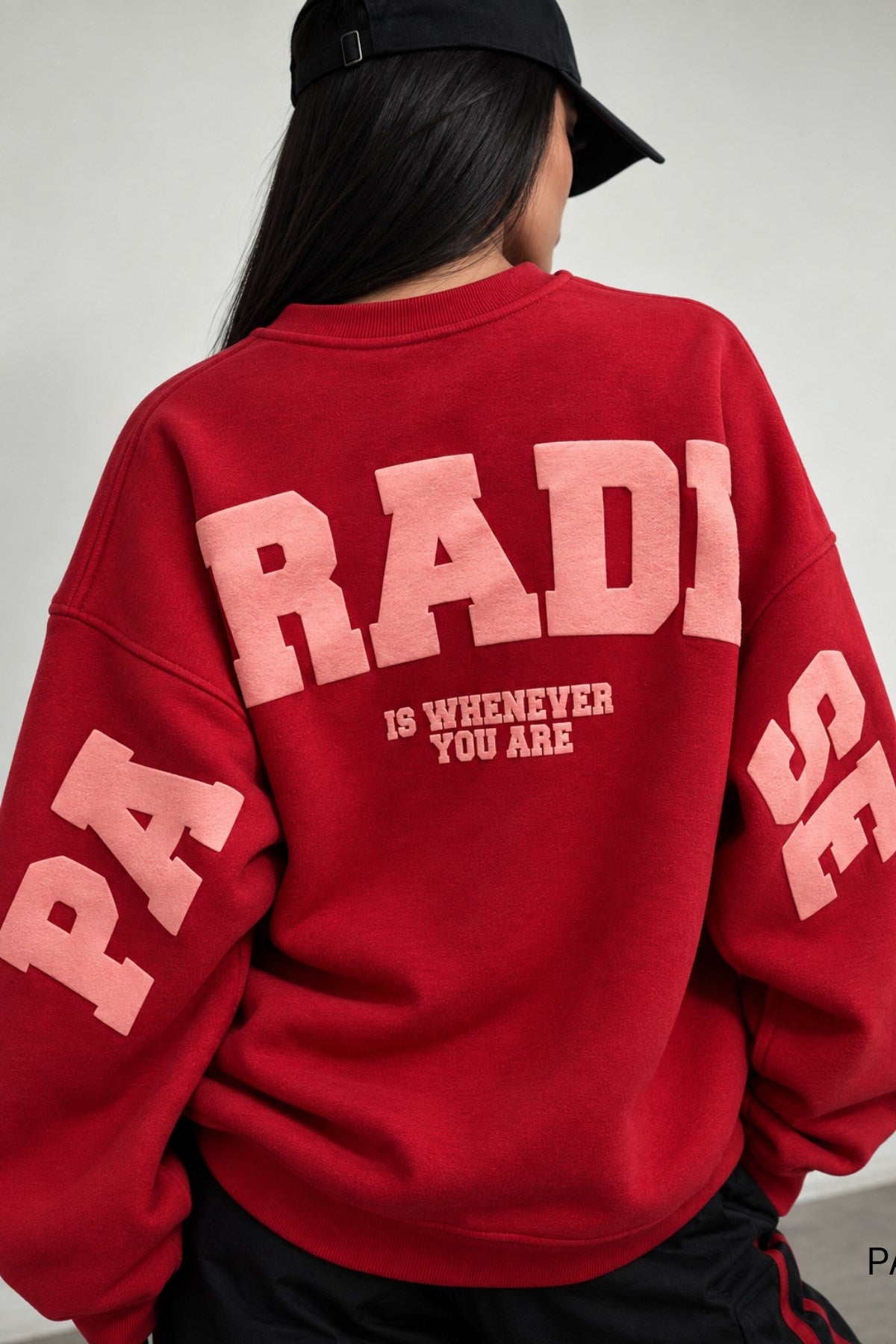 Kadın Oversize Sweatshirt Paradise Varsity Kabartma Baskılı Kırmızı – Bisiklet Yaka, 3 İplik Şardonlu Polar