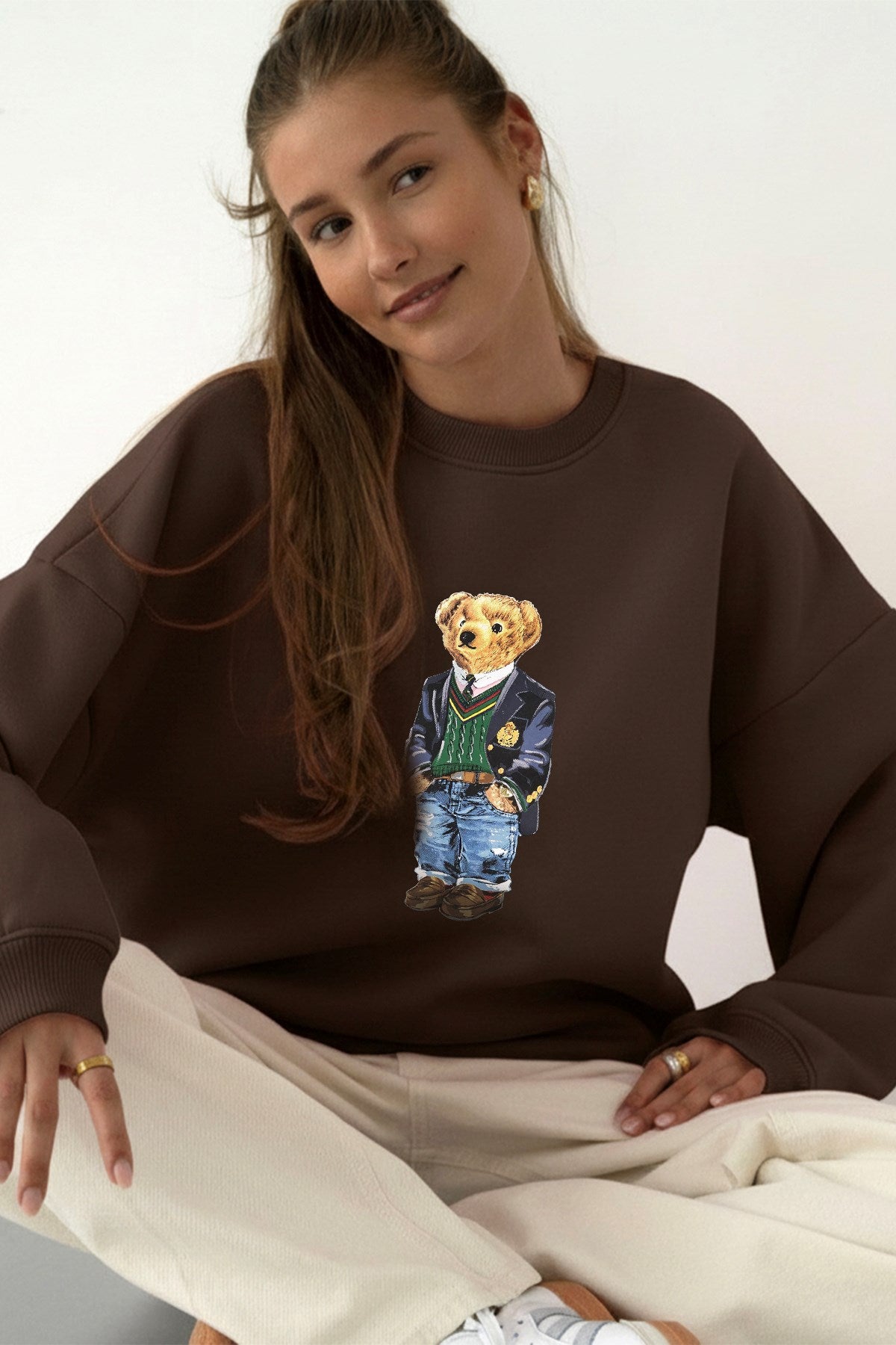 Kadın Oversize Sweatshirt Ivy Bear Baskılı Kahverengi – Bisiklet Yaka, 3 İplik Şardonlu
